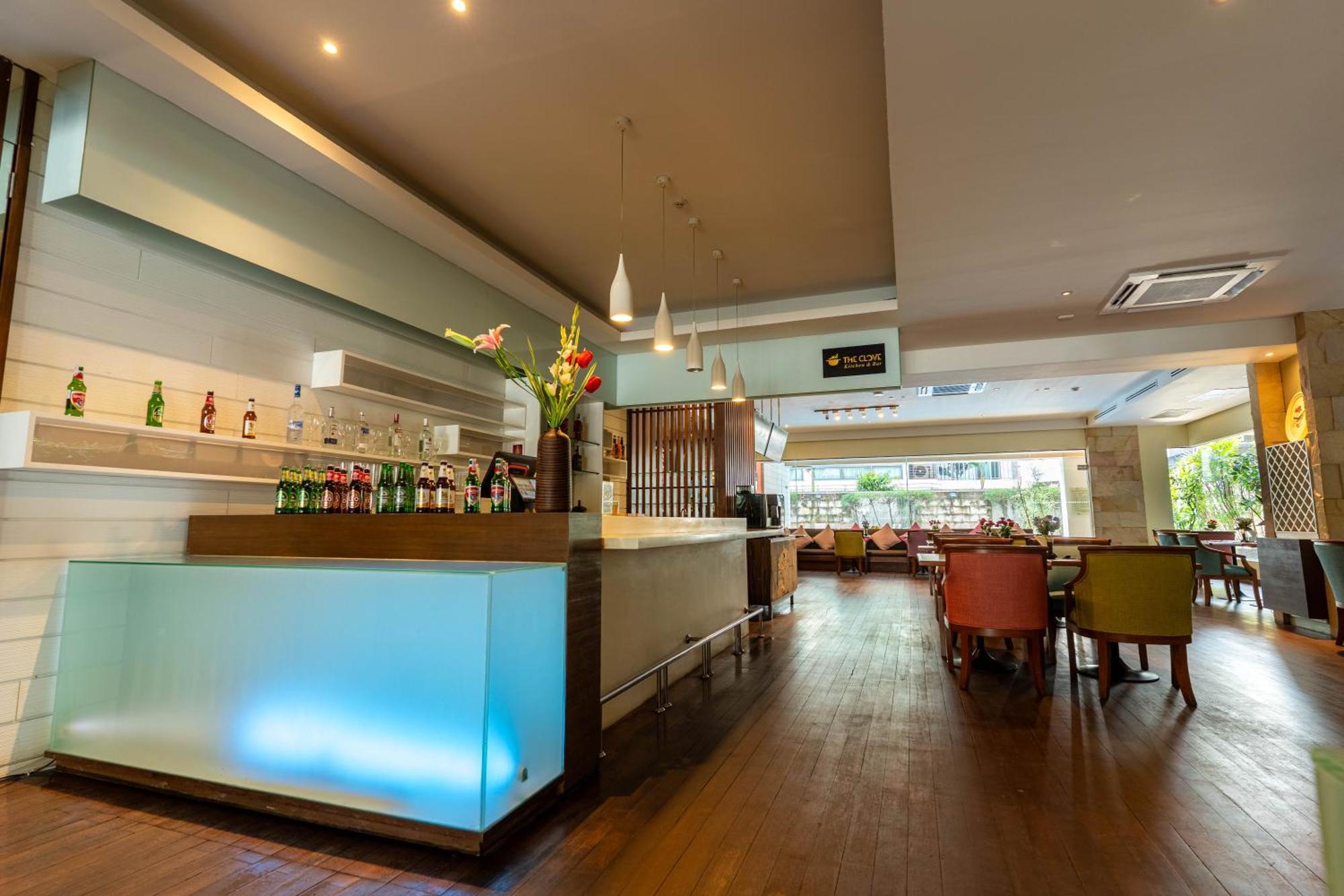 Journeyhub Sukhumvit 26, Bangkok - Formerly St James Hotel Exterior foto