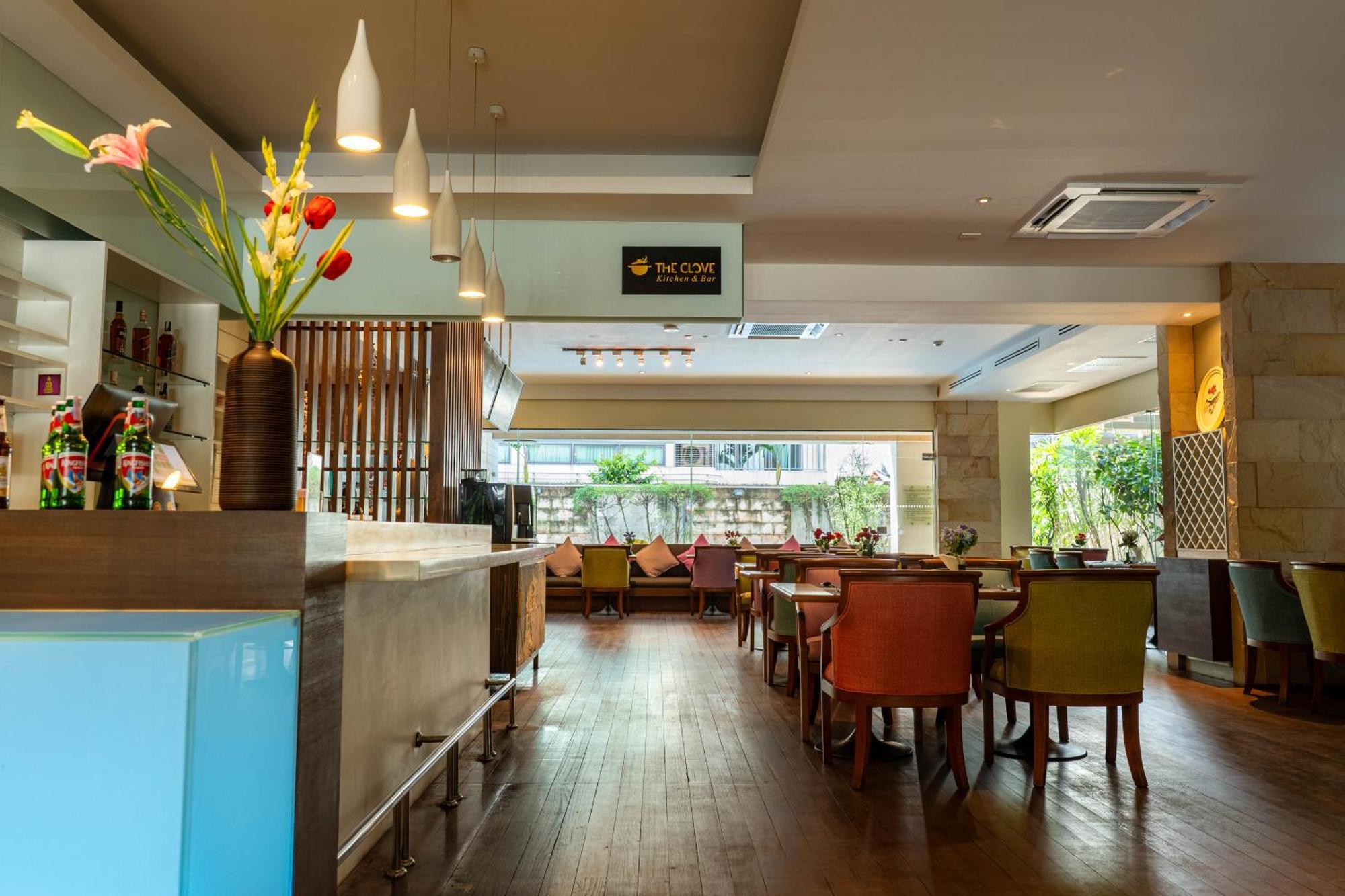 Journeyhub Sukhumvit 26, Bangkok - Formerly St James Hotel Exterior foto